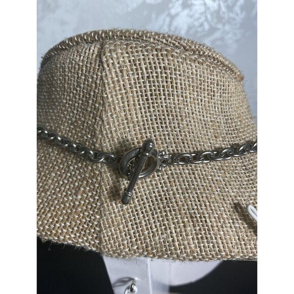 Locket Design Aromatherapy Essential Oil Diffuser Necklace With Red Felt Insert - Picture 6 of 6